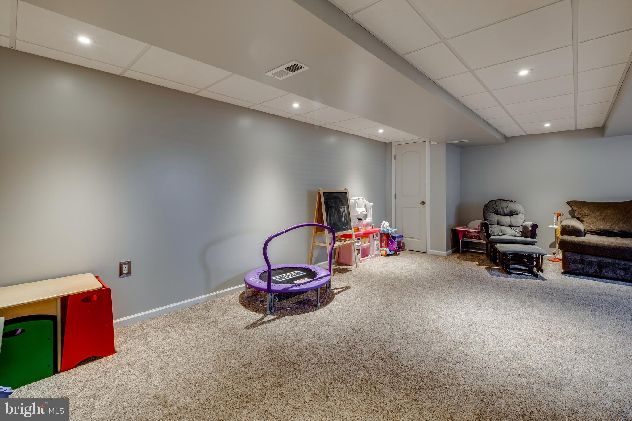 1037 Surrey Road Philadelphia, PA 19115 - Photo 25 of 37