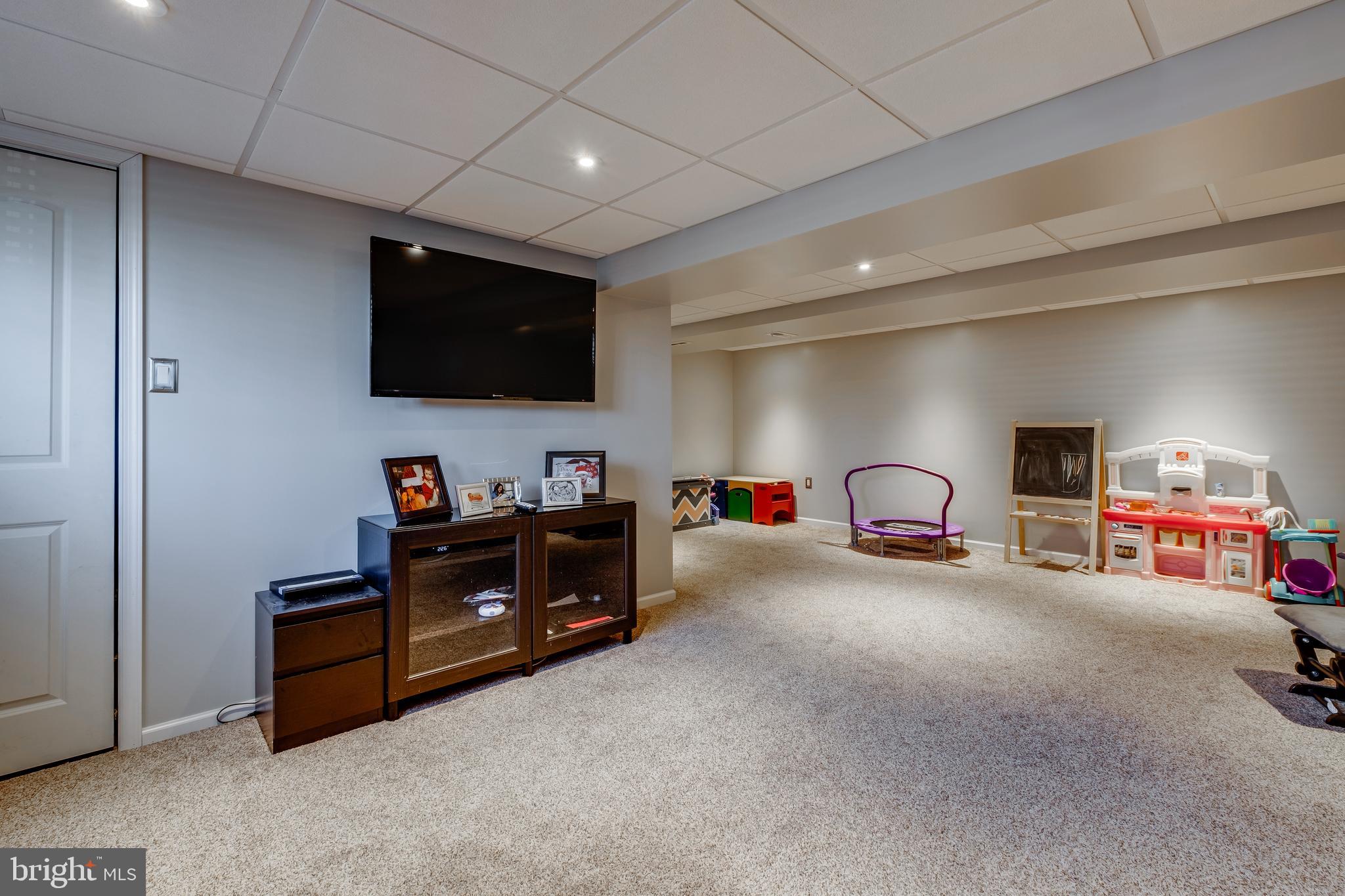 1037 Surrey Road Philadelphia, PA 19115 - Photo 28 of 37
