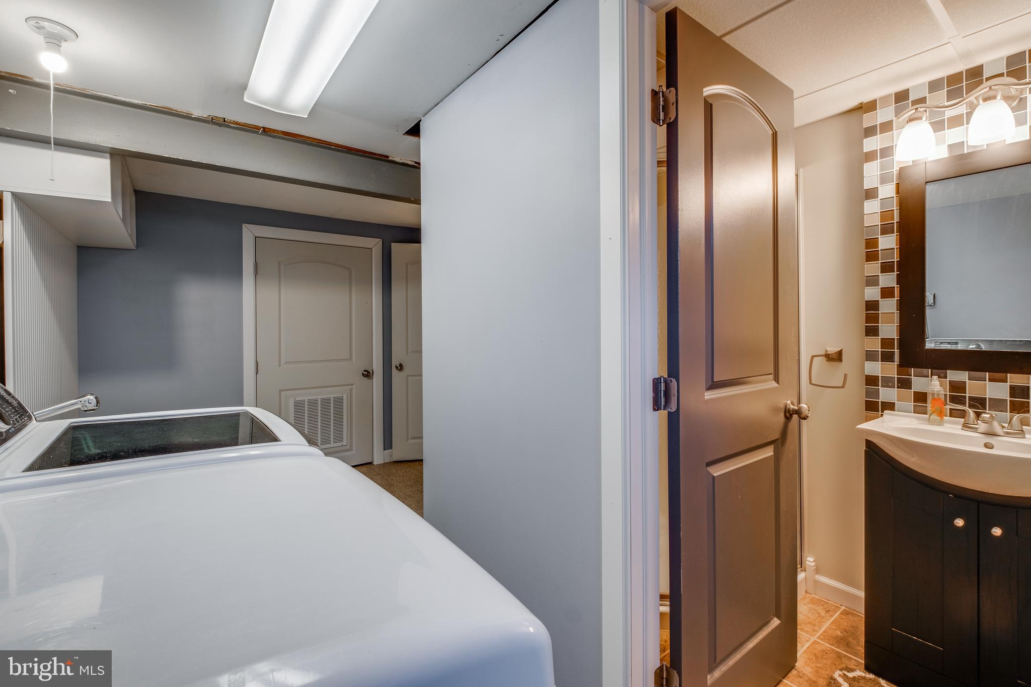 1037 Surrey Road Philadelphia, PA 19115 - Photo 30 of 37