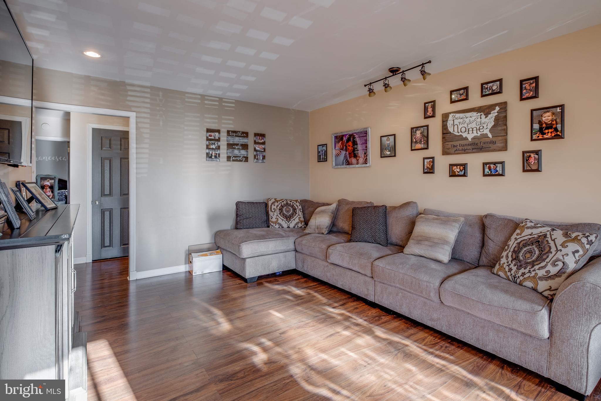1037 Surrey Road Philadelphia, PA 19115 - Photo 6 of 37