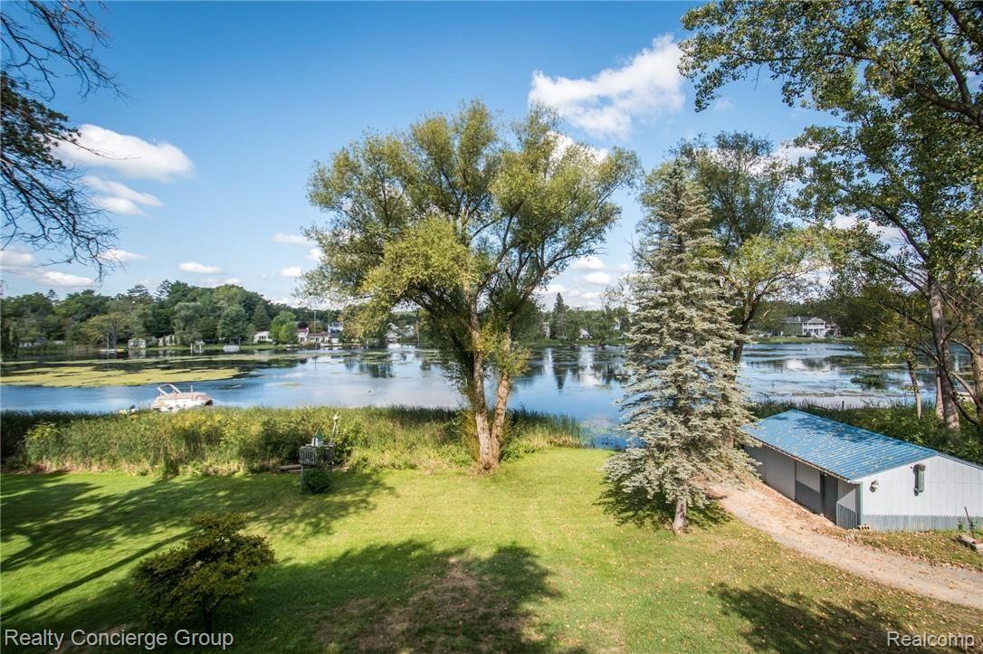 9004 River Valley Road Brighton, MI 48116 - Photo 2 of 34 River Valley-34.jpg