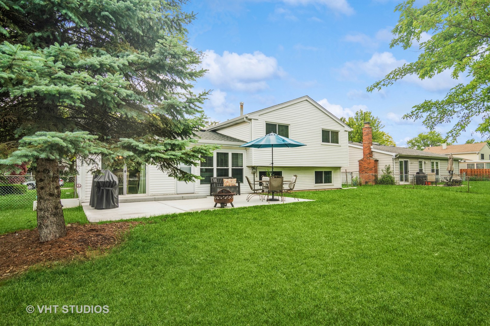 1097 Greenridge Road Buffalo Grove, IL 60089 - Photo 18 of 27 a front view of a house with a garden and yard