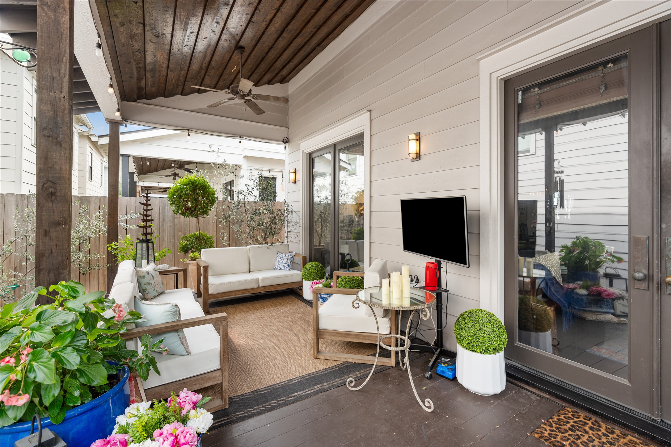 926 Nicholson Street Houston, TX 77008 - Photo 31 of 36 Carefully designed outdoor areas reflect the same attention to detail found throughout the home's interior.