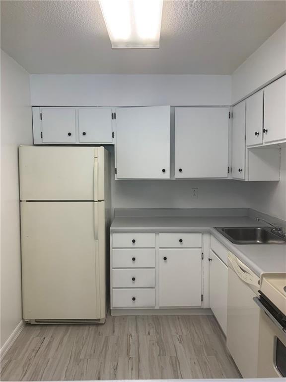 2120 Greentree Road, Unit TE11 Pittsburgh, PA 15220 - Photo 4 of 23 a kitchen with cabinets appliances and wooden floor