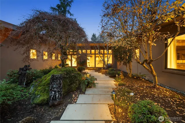 a view of entryway of a house