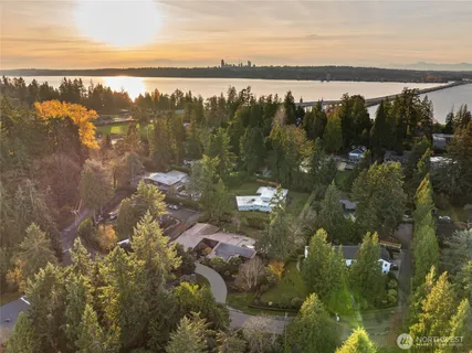 $5,999,998 | 3215 78th Place Northeast, Medina, WA 98039