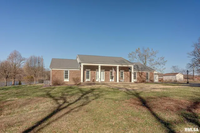 $365,000 | 333 North Lakeview Drive, Salem, IL 62881