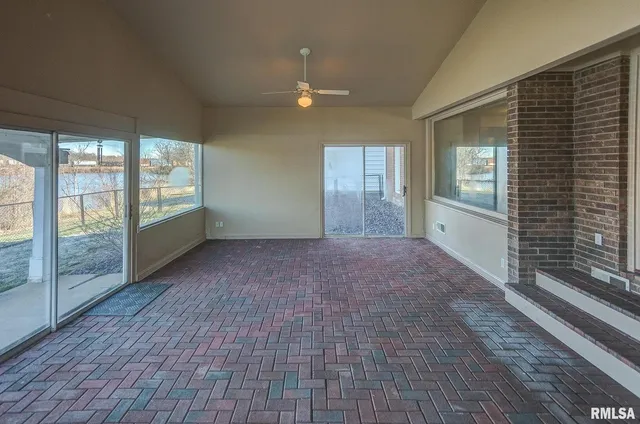 $365,000 | 333 North Lakeview Drive, Salem, IL 62881