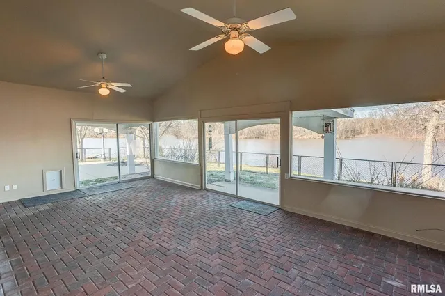 $365,000 | 333 North Lakeview Drive, Salem, IL 62881