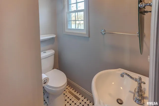 $365,000 | 333 North Lakeview Drive, Salem, IL 62881