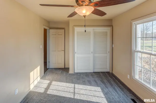 $365,000 | 333 North Lakeview Drive, Salem, IL 62881