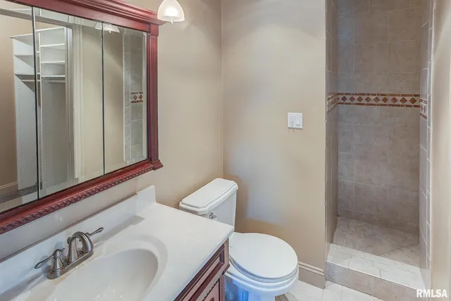 $365,000 | 333 North Lakeview Drive, Salem, IL 62881