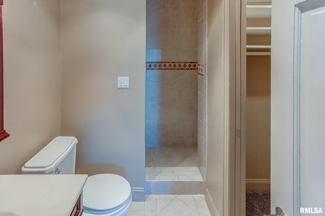 $365,000 | 333 North Lakeview Drive, Salem, IL 62881