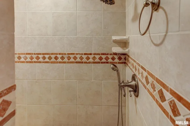 $365,000 | 333 North Lakeview Drive, Salem, IL 62881