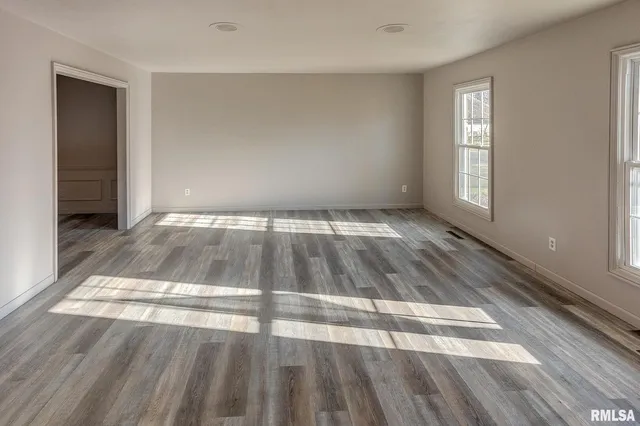 $365,000 | 333 North Lakeview Drive, Salem, IL 62881