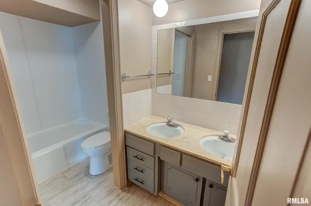 $365,000 | 333 North Lakeview Drive, Salem, IL 62881