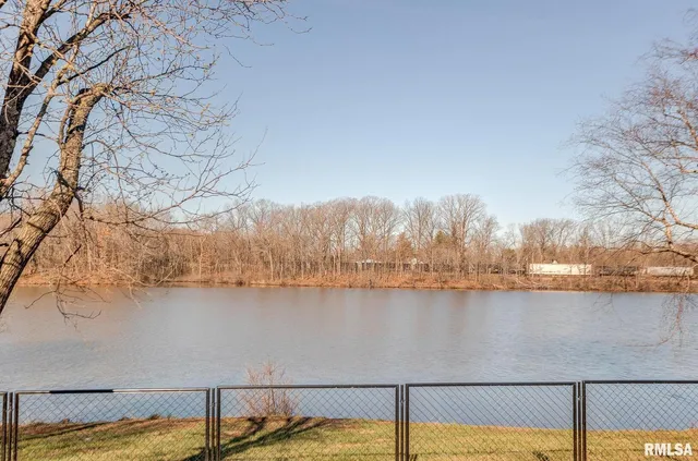 $365,000 | 333 North Lakeview Drive, Salem, IL 62881