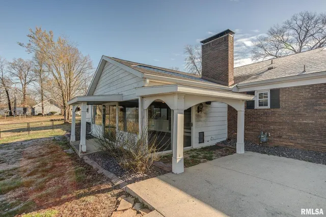 $365,000 | 333 North Lakeview Drive, Salem, IL 62881