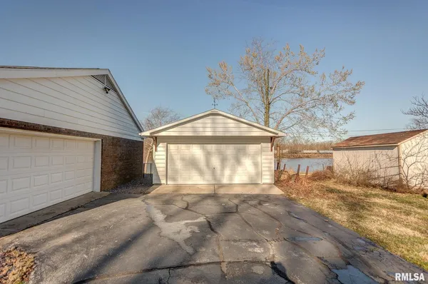 $325,000 | 333 North Lakeview Drive, Salem, IL 62881