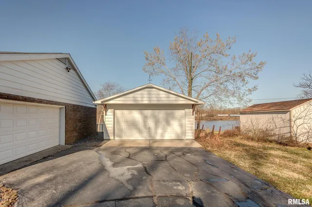 $365,000 | 333 North Lakeview Drive, Salem, IL 62881