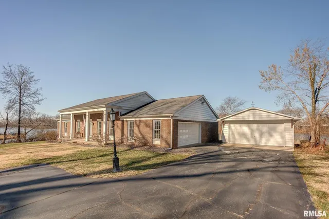 $365,000 | 333 North Lakeview Drive, Salem, IL 62881