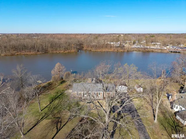 $365,000 | 333 North Lakeview Drive, Salem, IL 62881