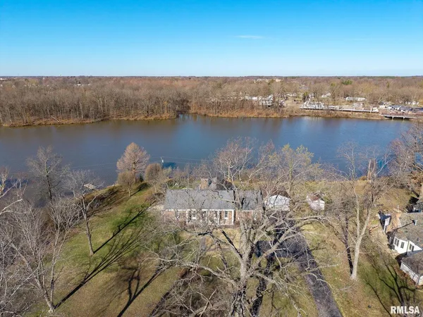 $325,000 | 333 North Lakeview Drive, Salem, IL 62881