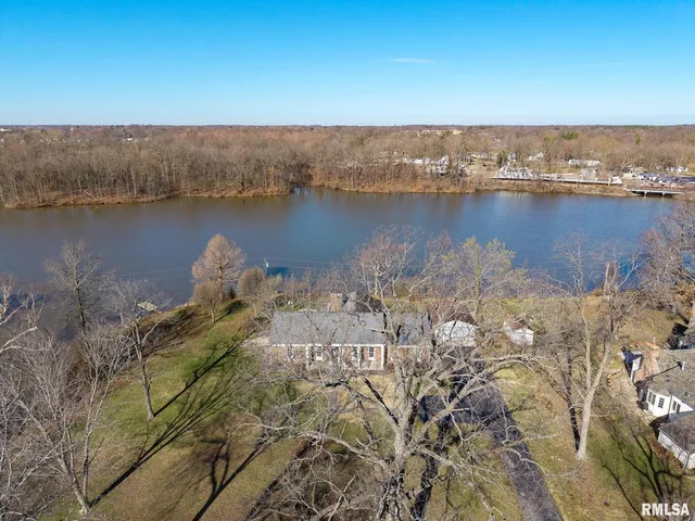 $365,000 | 333 North Lakeview Drive, Salem, IL 62881