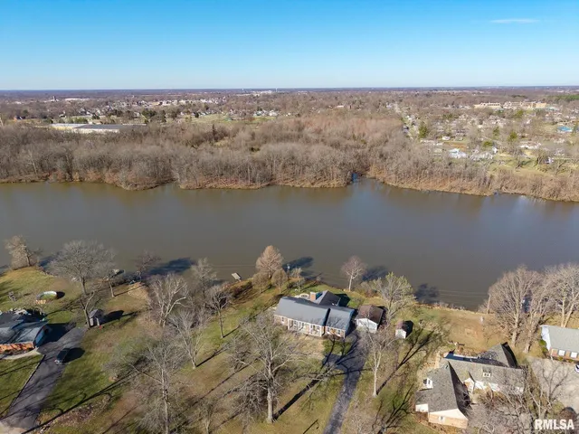 $365,000 | 333 North Lakeview Drive, Salem, IL 62881