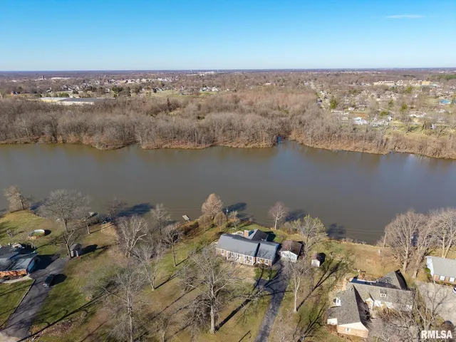 $365,000 | 333 North Lakeview Drive, Salem, IL 62881