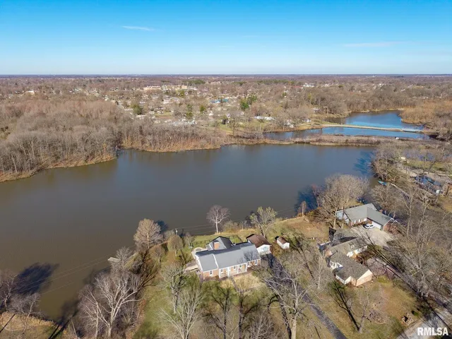 $365,000 | 333 North Lakeview Drive, Salem, IL 62881