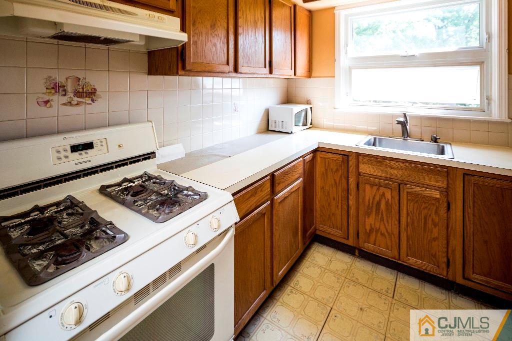 27 Old Post Road Edison, NJ 08817 - Photo 8 of 25 a kitchen with a stove and a sink