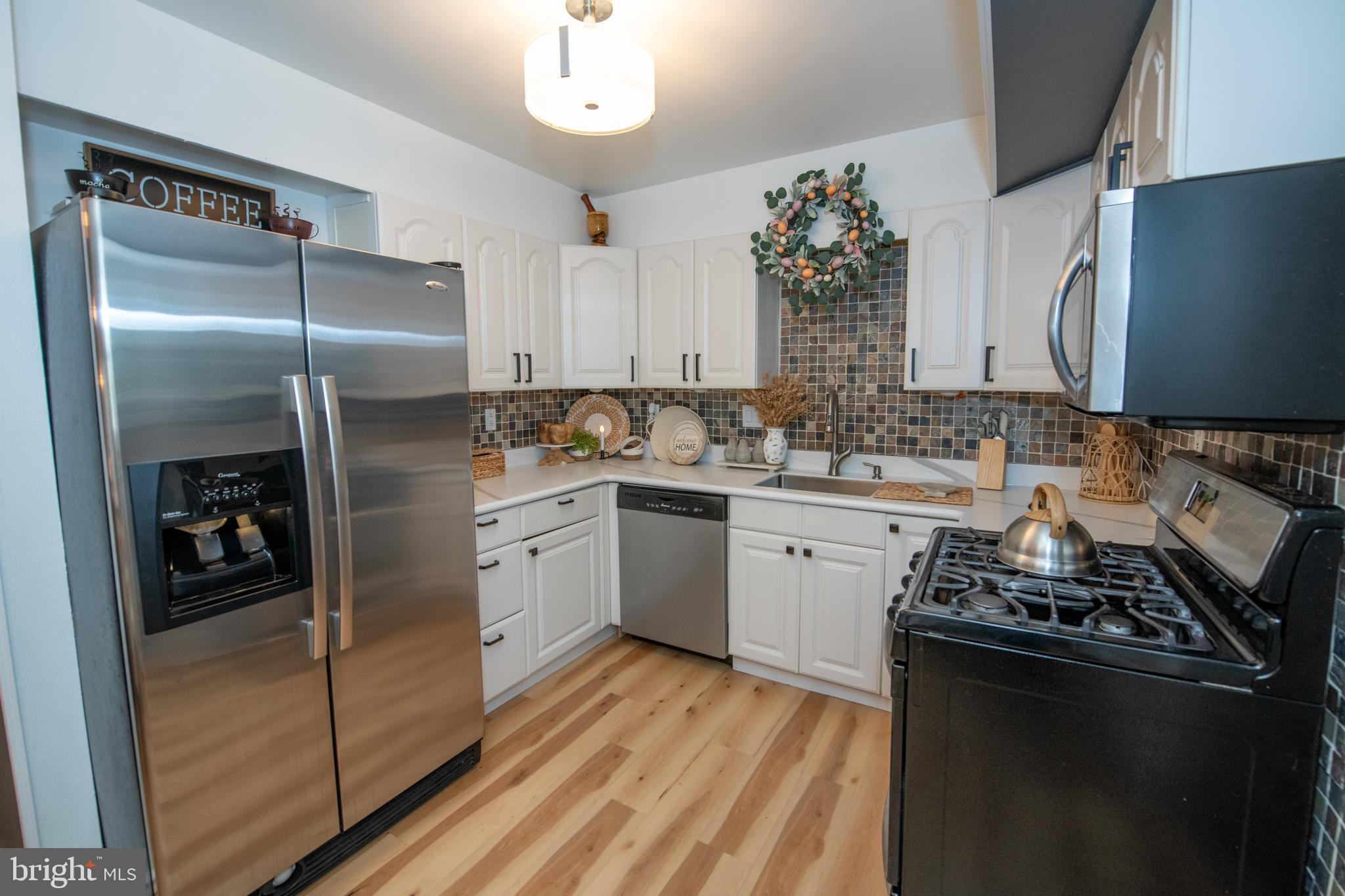 11013 Stevens Road Philadelphia, PA 19116 - Photo 11 of 42 Upgraded eat-in kitchen