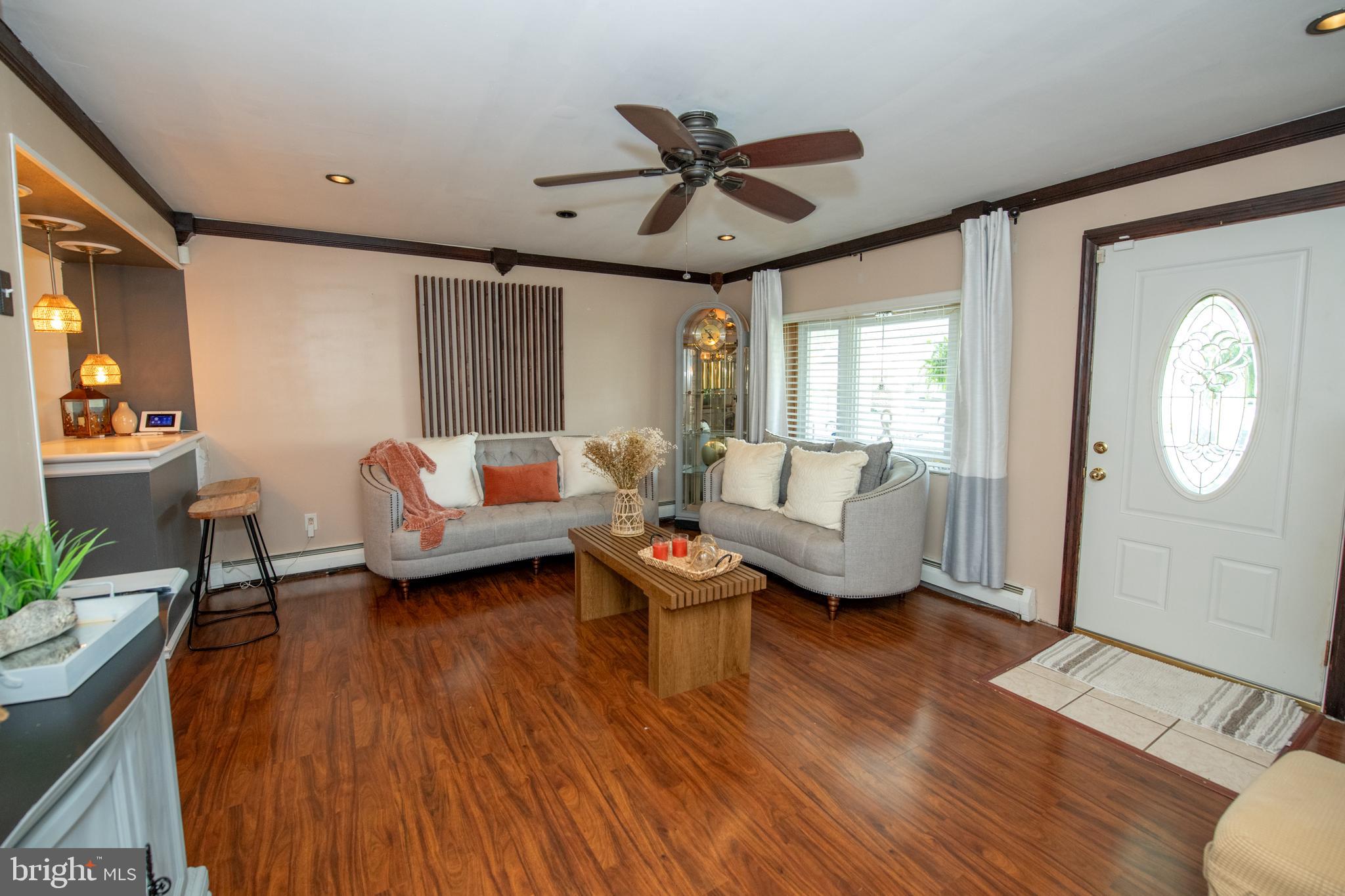 11013 Stevens Road Philadelphia, PA 19116 - Photo 8 of 42 Living room