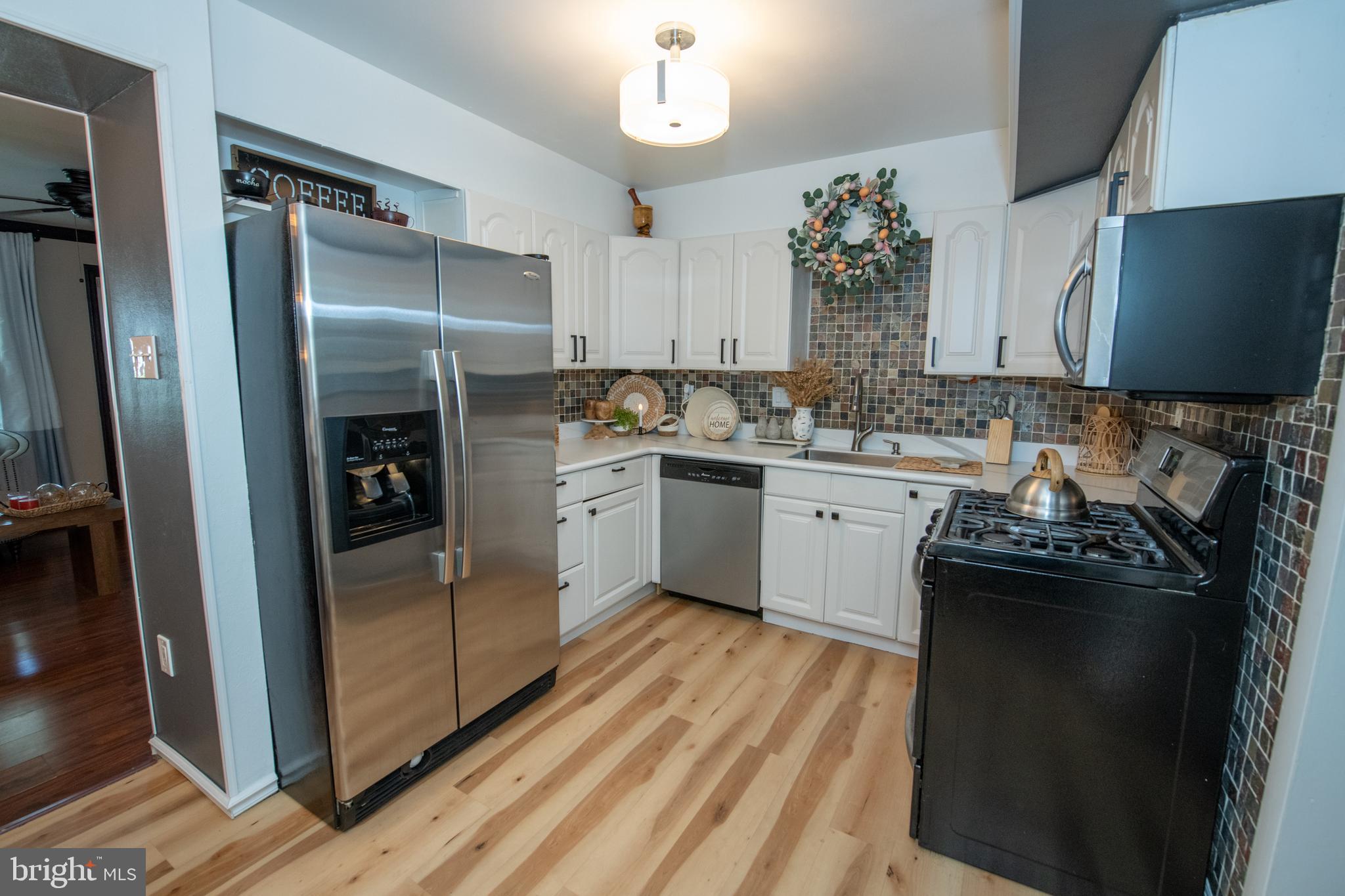 11013 Stevens Road Philadelphia, PA 19116 - Photo 10 of 42 Upgraded eat-in kitchen