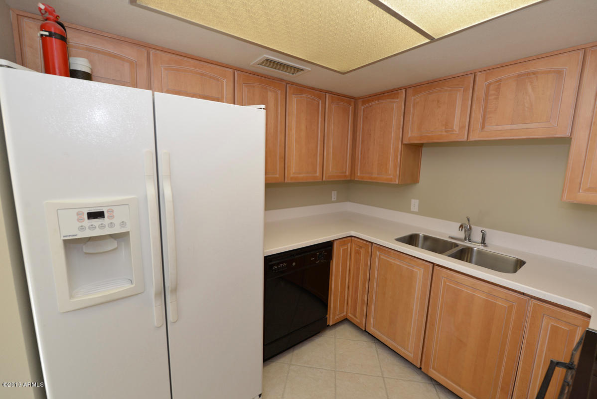 1054 East Pueblo Road, Unit 12D Phoenix, AZ 85020 - Photo 11 of 26 Kitchen Counters