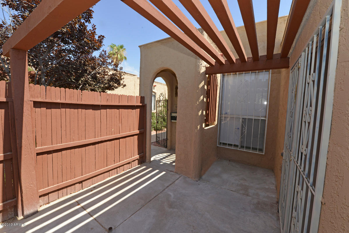 1054 East Pueblo Road, Unit 12D Phoenix, AZ 85020 - Photo 3 of 26 Front Courtyard