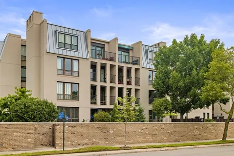 $639,000 | 640 Winnetka Mews, Unit 405, Winnetka, IL 60093