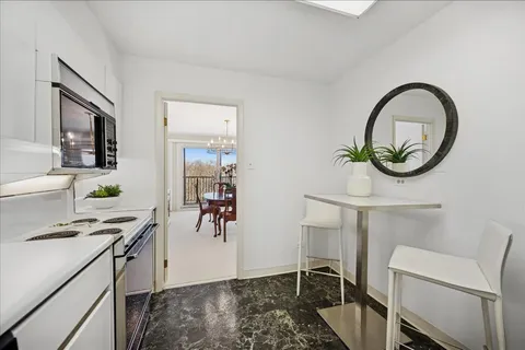 $639,000 | 640 Winnetka Mews, Unit 405, Winnetka, IL 60093