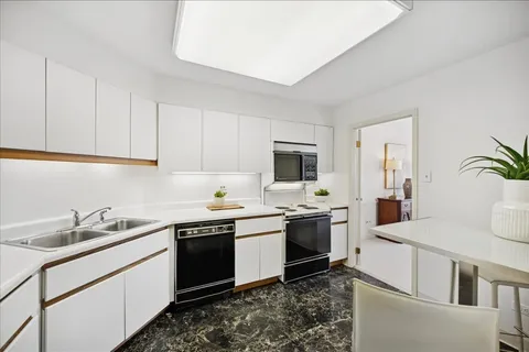 $639,000 | 640 Winnetka Mews, Unit 405, Winnetka, IL 60093