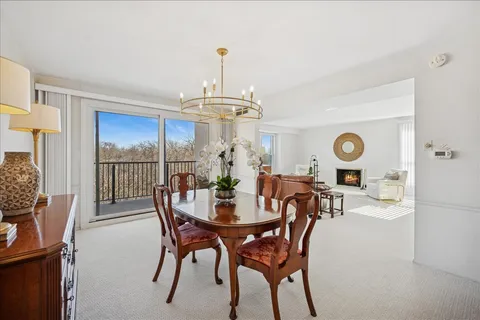 $639,000 | 640 Winnetka Mews, Unit 405, Winnetka, IL 60093