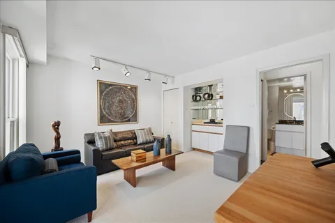 $639,000 | 640 Winnetka Mews, Unit 405, Winnetka, IL 60093