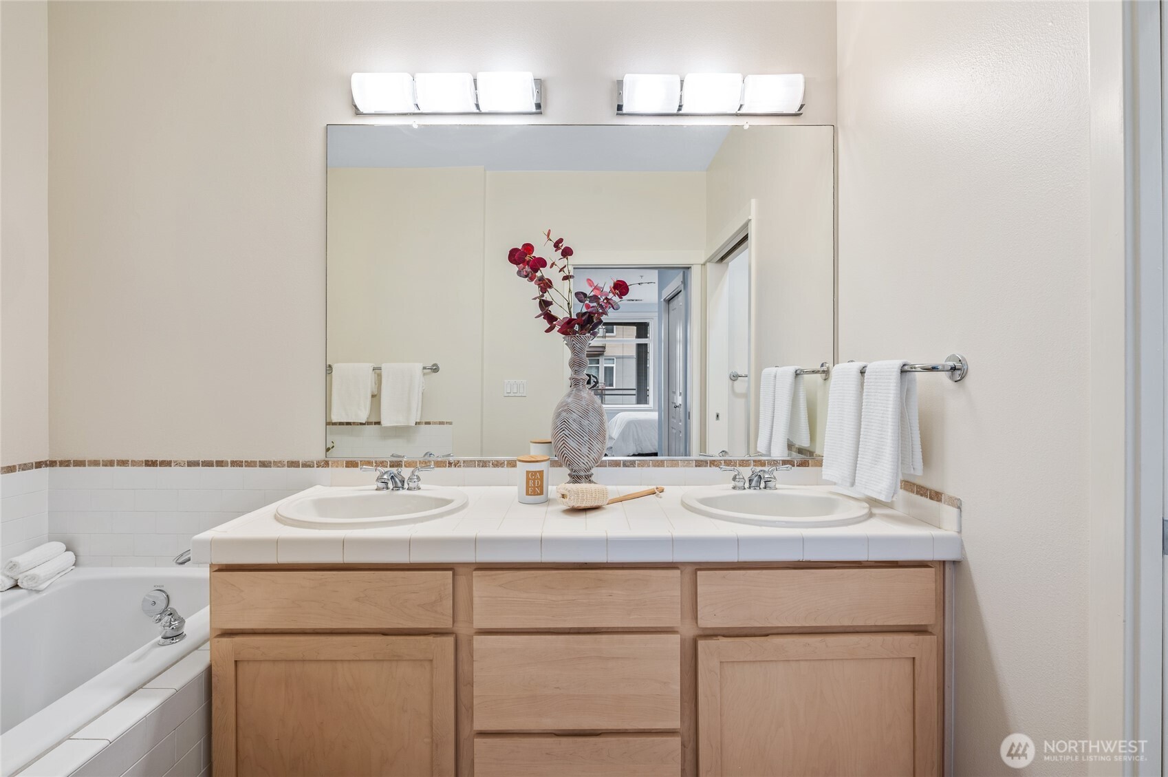 1900 Alaskan Way, Unit 404 Seattle, WA 98101 - Photo 26 of 40 Gallery Image 26