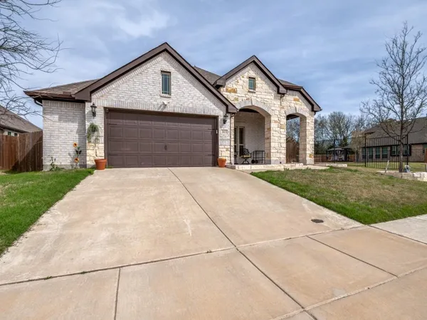 $399,000 | 303 West Milas Lane, Glenn Heights, TX 75154