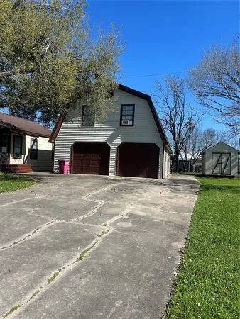 $975 | 1312 North Avenue R, Freeport, TX 77541