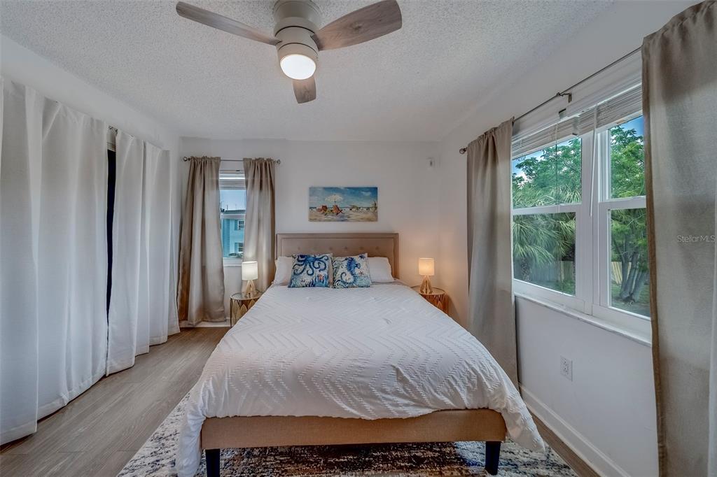 361 South McMullen Booth Road, Unit 112 Clearwater, FL 33759 - Photo 20 of 36 a bedroom with a large bed and a window