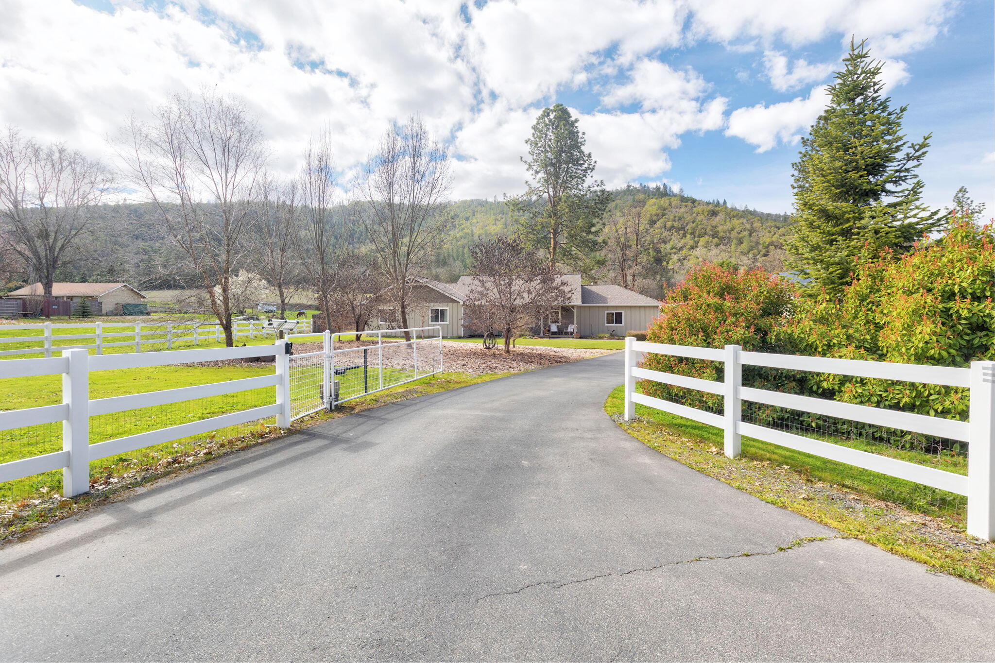 9547 Old Stage Road Central Point, OR 97502 - Photo 2 of 52 1-web-or-mls-9547-old-stage-rd