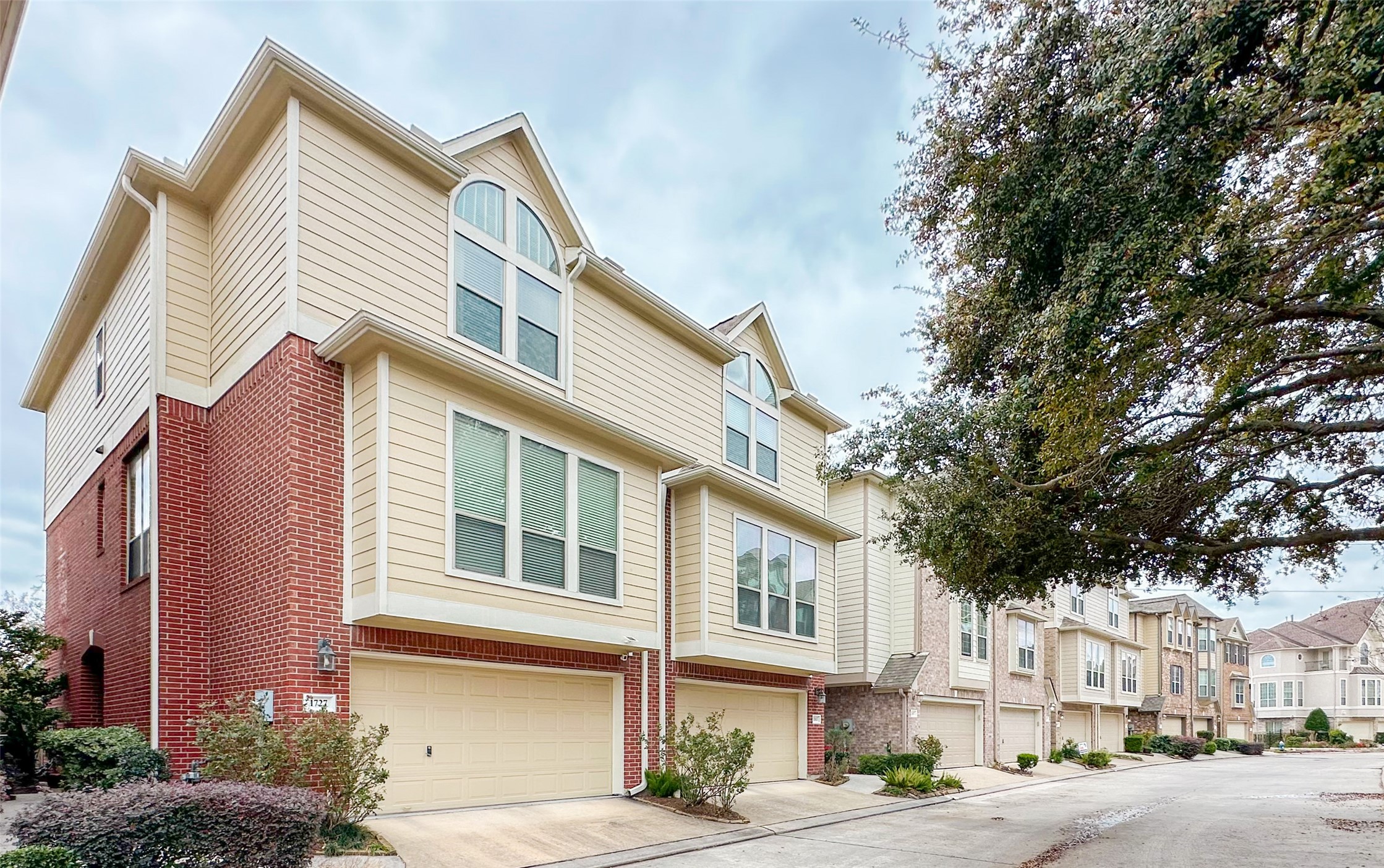 1727 Stacy Crest Houston, TX 77008 - Photo 3 of 37