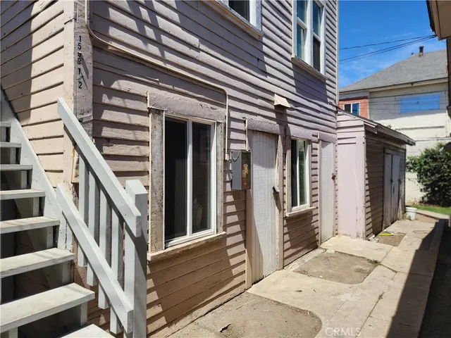 a view of entryway with a front door