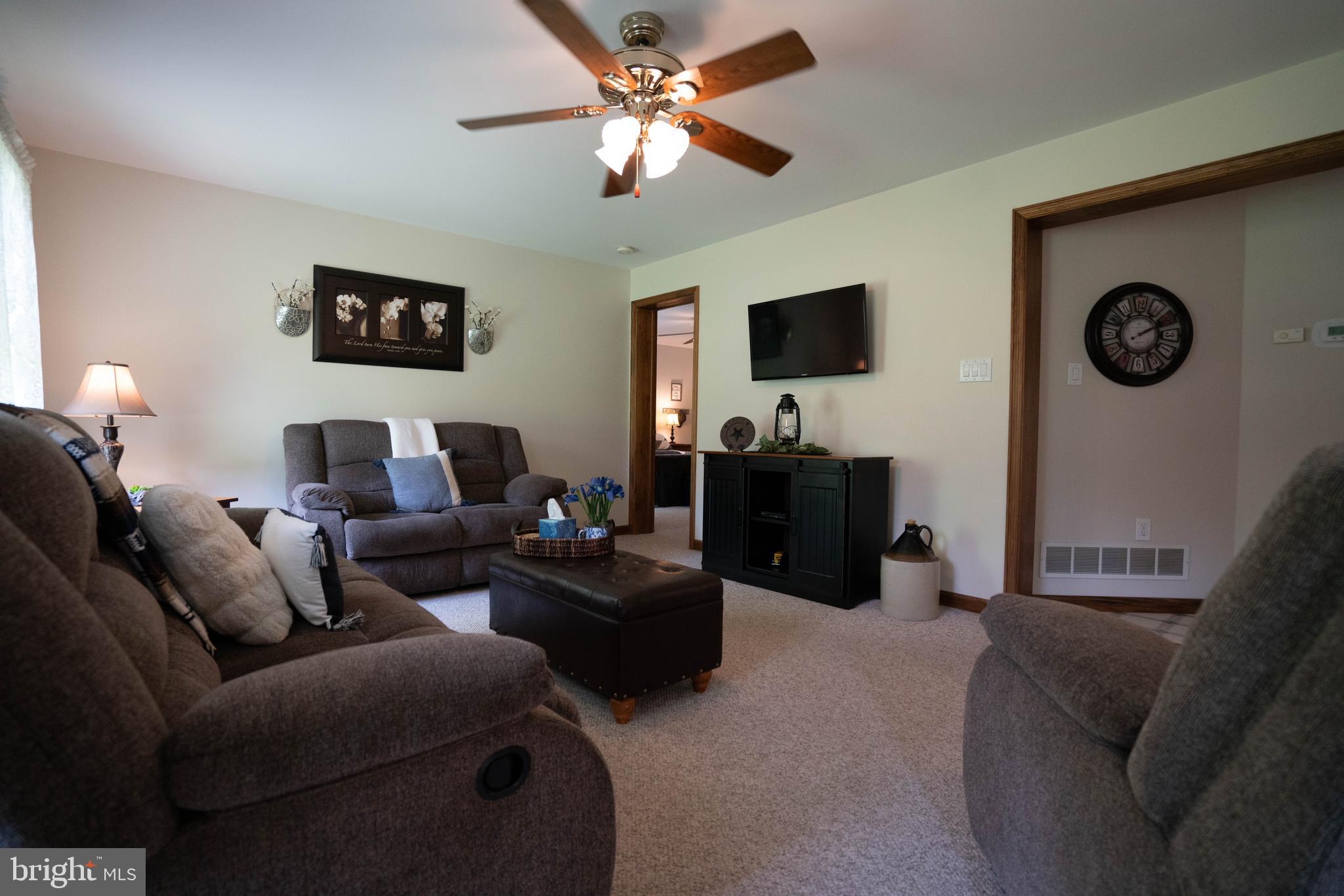 1707 West Rock Road Perkasie, PA 18944 - Photo 20 of 71 Living Room